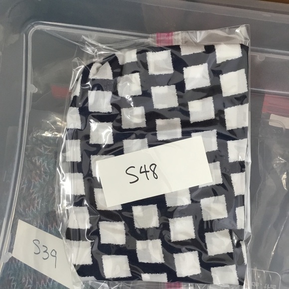 SPLENDID - Navy Blue & White Window Pane Cap Sleeve Buttoned Back Top - Size XS - Picture 7 of 7